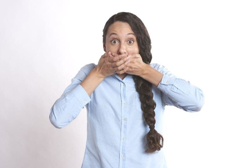 Alitosi, un disturbo frequente e fastidioso che può essere curato dal dentista